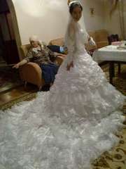   сдаю на прокат новое свадебное платье со шлейфом 